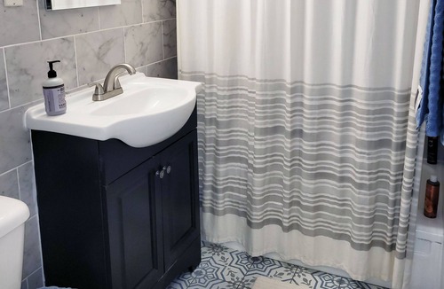 Queens House | One Bedroom Apartment close to restaurants and LIRR Train Station
