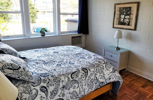 Queens House | One Bedroom Apartment close to restaurants and LIRR Train Station