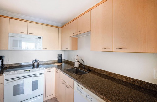 Fenway–Kenmore Apartment | One-Bedroom in Back Bay with Boston Skyline Views