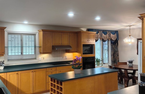 Historic Old Town House | One of NOTL’s Largest Bungalows l 3 Ensuite Bedrooms | 4 King Beds |Games & Deck