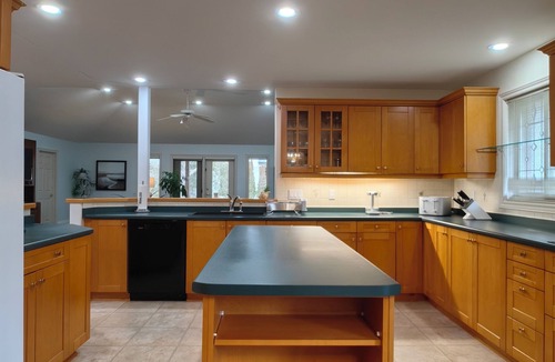 Historic Old Town House | One of NOTL’s Largest Bungalows l 3 Ensuite Bedrooms | 4 King Beds |Games & Deck