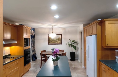 Historic Old Town House | One of NOTL’s Largest Bungalows l 3 Ensuite Bedrooms | 4 King Beds |Games & Deck