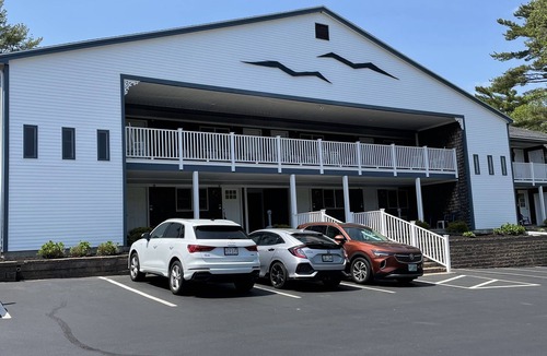 Ogunquit Apartment | One Room Studio A.Full kitchen Walk to beach,town.Sleeps 2 Indoor,outdoor Pool.