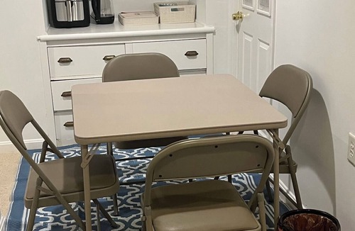 Lexington House | One room ,two beds ,basement,private bathroom and entrance . 4.95 reviews airb