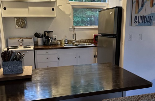 Greenwood House | Open to House Swaps! Welcoming 2-bedroom house with AC in Greenwood
