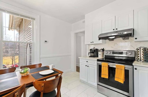 East Rock Apartment | Orange Oasis in Heart of East Rock |Free Parking| Near Yale & DT