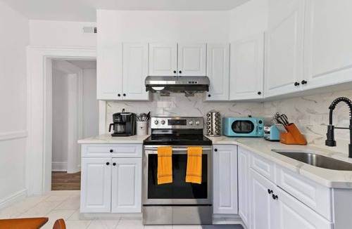 East Rock Apartment | Orange Oasis in Heart of East Rock |Free Parking| Near Yale & DT