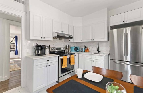 East Rock Apartment | Orange Oasis in Heart of East Rock |Free Parking| Near Yale & DT