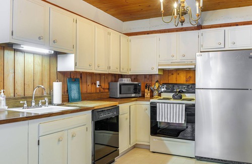 West Dover Cottage | Outdoor Adventure Hub! Family Home in West Dover