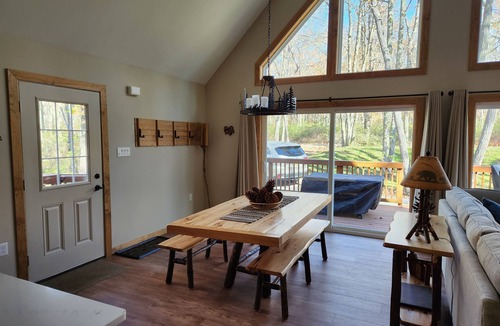 Jim Thorpe Ski Chalet | OUTSTANDING MOUNTAIN RETREAT IN EXCLUSIVE LAKE COMMUNITY IN JIM THORPE