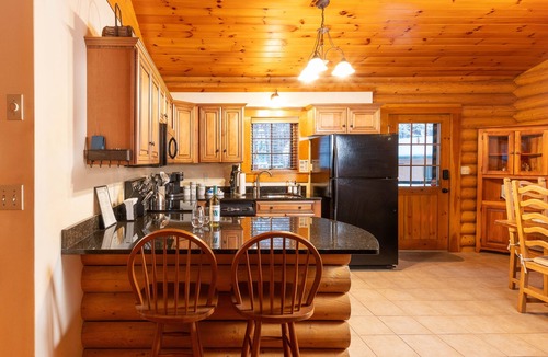 North Conway Cabin | Oversized log cabin. Saco River, hiking, golf, Storyland, skiing, family loved.