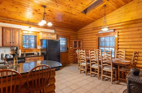 North Conway Cabin | Oversized log cabin. Saco River, hiking, golf, Storyland, skiing, family loved.