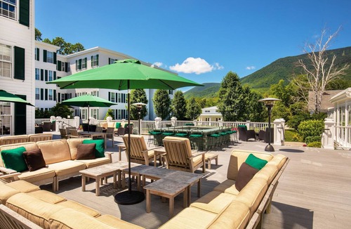Manchester Apartment | Oversized Retreat | King Suite + Pool & Spa Access