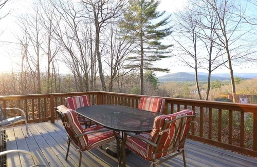 Campton House | Owl`s Nest 4 bedroom home with Mountain Views!