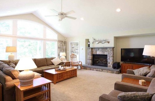 Campton House | Owl`s Nest 4 bedroom home with Mountain Views!