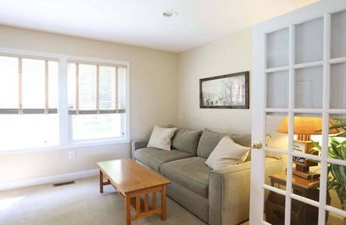 Campton House | Owl`s Nest 4 bedroom home with Mountain Views!