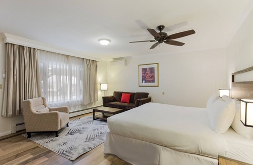 Manchester Center Resort | Palmer House Resort - Deluxe King Bed 1
