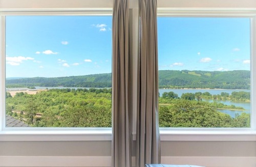 Carrolls Apartment | Panoramic River Views - Nature Framed at Every Window