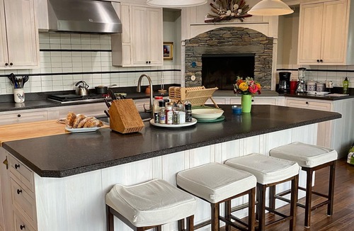 Middletown House | Paradise Found (walk to 2nd Beach)