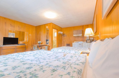 Conneaut Lakeshore Hotel | Parkside Motel By OYO Meadville Conneaut Lake
