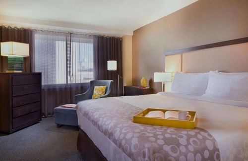 Logan Square Hotel | Parkway City Stay | Skydeck, Pool + Full Kitchen