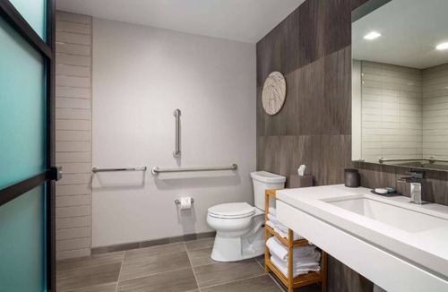 Logan Square Hotel | Parkway City Stay | Skydeck, Pool + Full Kitchen