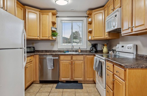 West Hartford Condo | Patio Condo with Golf Views & BBQ, Windsor Village