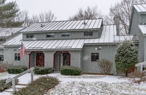 West Hartford Condo | Patio Condo with Golf Views & BBQ, Windsor Village