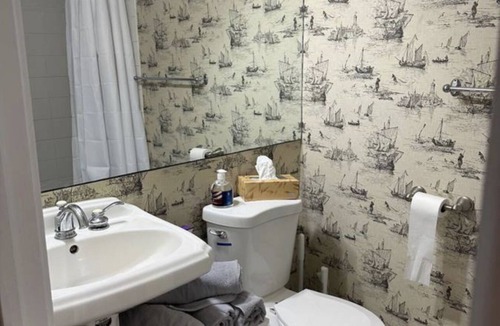 Downtown Apartment | Peaceful 2-bedroom apartment in wonderful Stamford with WiFi, AC