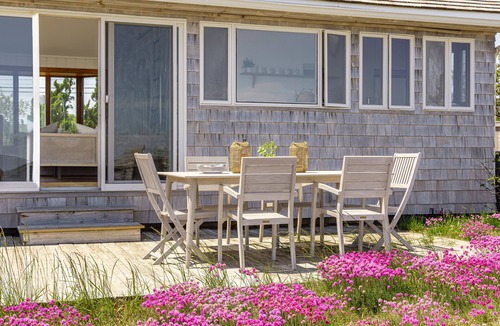 Clearwater Beach House | Peaceful beach bungalow on Gerard drive East Hampton Springs