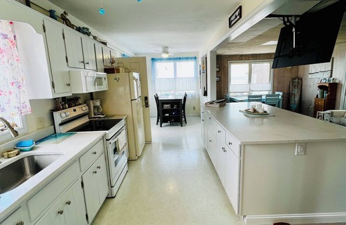 Westbrook Center Cottage | Peaceful & bright oceanfront cottage in beautiful Westbrook near West Beach!