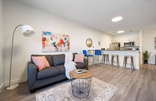 Orange Apartment | Peaceful ! Free Parking ! 30 min to MetLife !