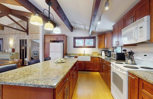 Killington House | Peaceful house on 77 acres w/sauna, jet tub, foosball, piano, w/d