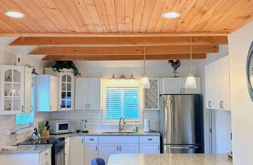 Salem House | Peaceful Lake Front Cottage in Southern NH