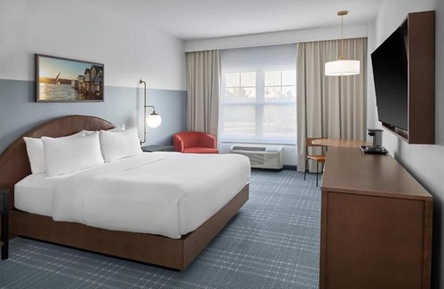 Canandaigua Hotel | Peaceful Lakeside Haven with Pool, Hot Tub, and Comfortable Modern Interiors