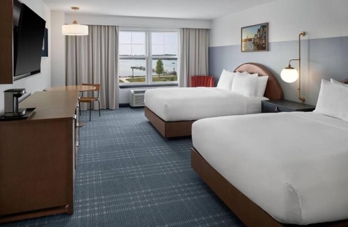Canandaigua Hotel | Peaceful Lakeside Stay with Pool and Kayaking Fun l 2 Lake View Rooms