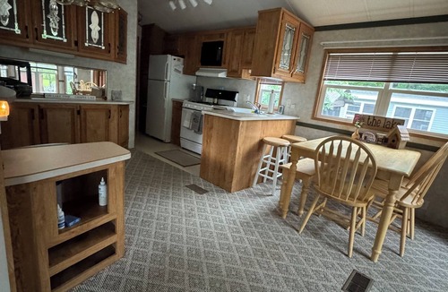 Freedom Ski Chalet | Peaceful Park Model t with AC in charming Freedom