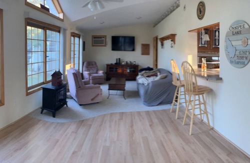 Freedom Ski Chalet | Peaceful Park Model t with AC in charming Freedom