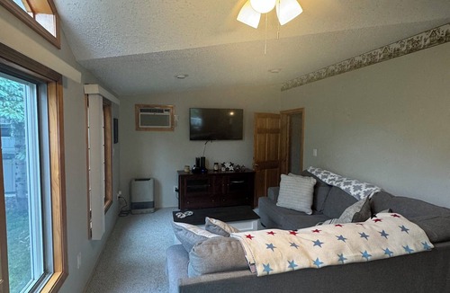 Freedom Ski Chalet | Peaceful Park Model t with AC in charming Freedom