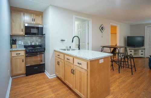 Center Apartment | Peaceful pet friendly 1-bedroom with in unit laundry in enjoyable Manchester