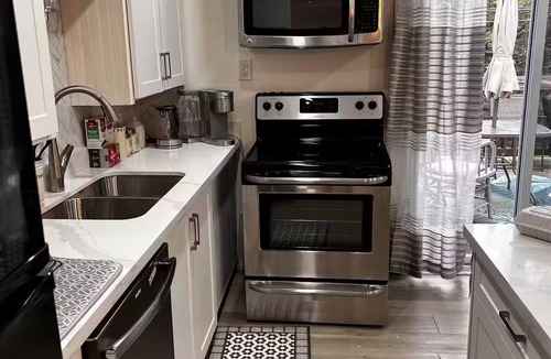 Bancroft House | Peaceful Riverside Park Cottage in the town of Bancroft free parking/fireplace