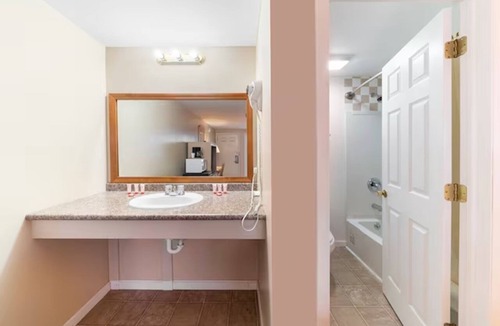 Seneca Falls Hotel | Peaceful Room at the Heart of Seneca Falls near Parks | Free Parking