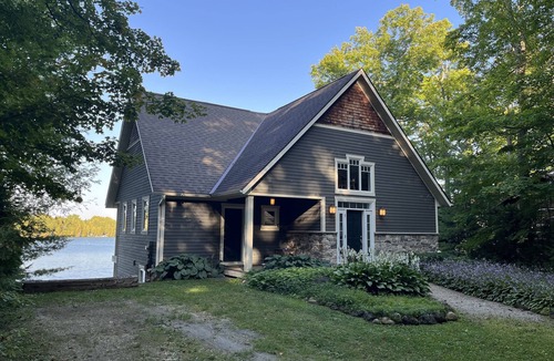 Eugenia Cottage | Peaceful waterfront family cottage on Lake Eugenia