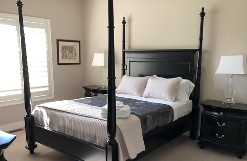 Virgil House | Peachview Cottage in the heart of wine country
