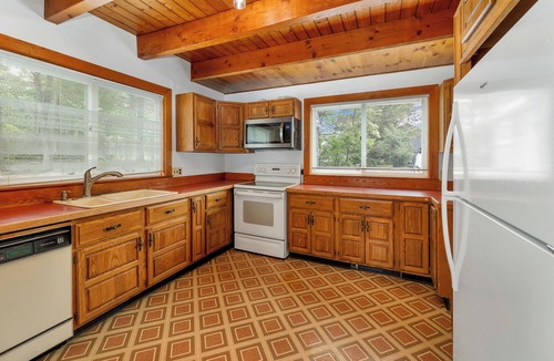 Meredith House | Peak Foliage Awaits Pet-Friendly Lake Waukewan Escape Meredith NH Fall 2026
