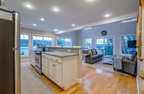Town of Jerusalem House | Penny Lane: 4 bedroom lake home on Keuka Lake, large sun deck