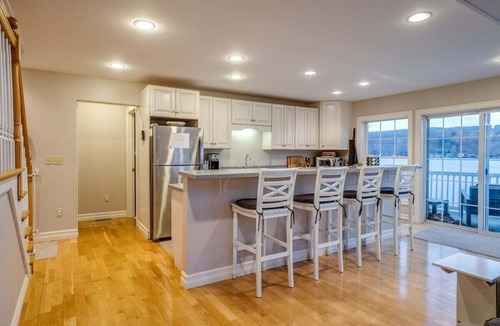Town of Jerusalem House | Penny Lane: 4 bedroom lake home on Keuka Lake, large sun deck