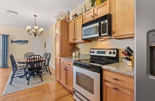 Hampton Condo | Penthouse #6 | Private Balcony | Water Views