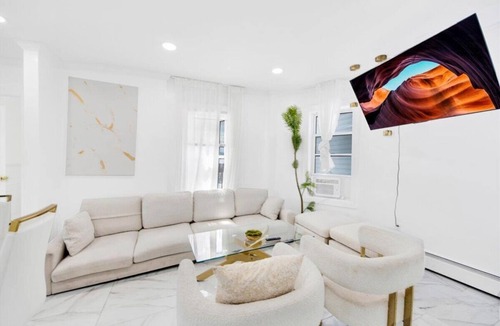 Bryn Mawr House | Perfect Family Getaway/5BR Home/6 Queen Beds/Free Parking