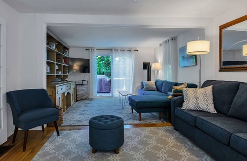 Acton House | Perfect for Dogs, Entire House Surrounded by Trees